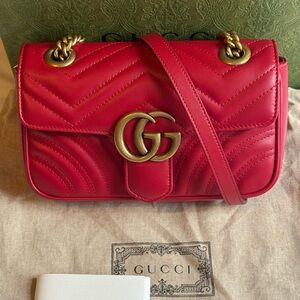 Gucci GG Marmont Matelasse Chevron Leather Small Shoulder Bag Hibiscus Red BNIB